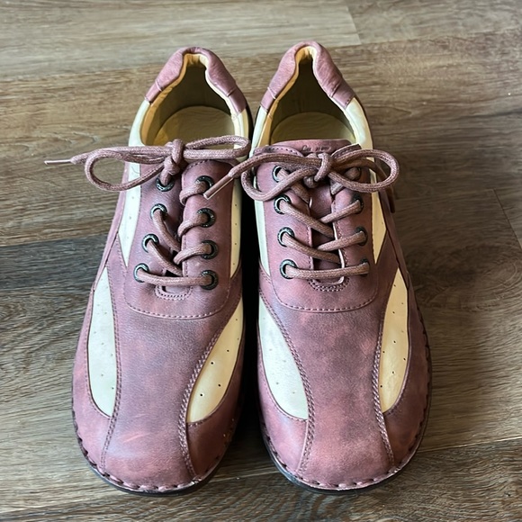 La New SZ 6 two tone tie shoe.  Great condition. - Picture 1 of 7